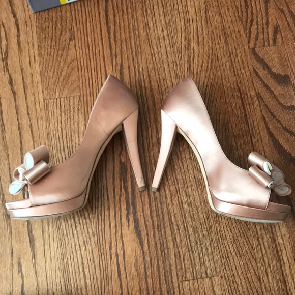 Vera Wang Lavender Heels - Picture 10 of 14